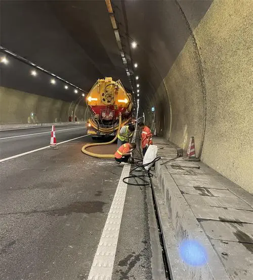 东河隧道排水渠清淤